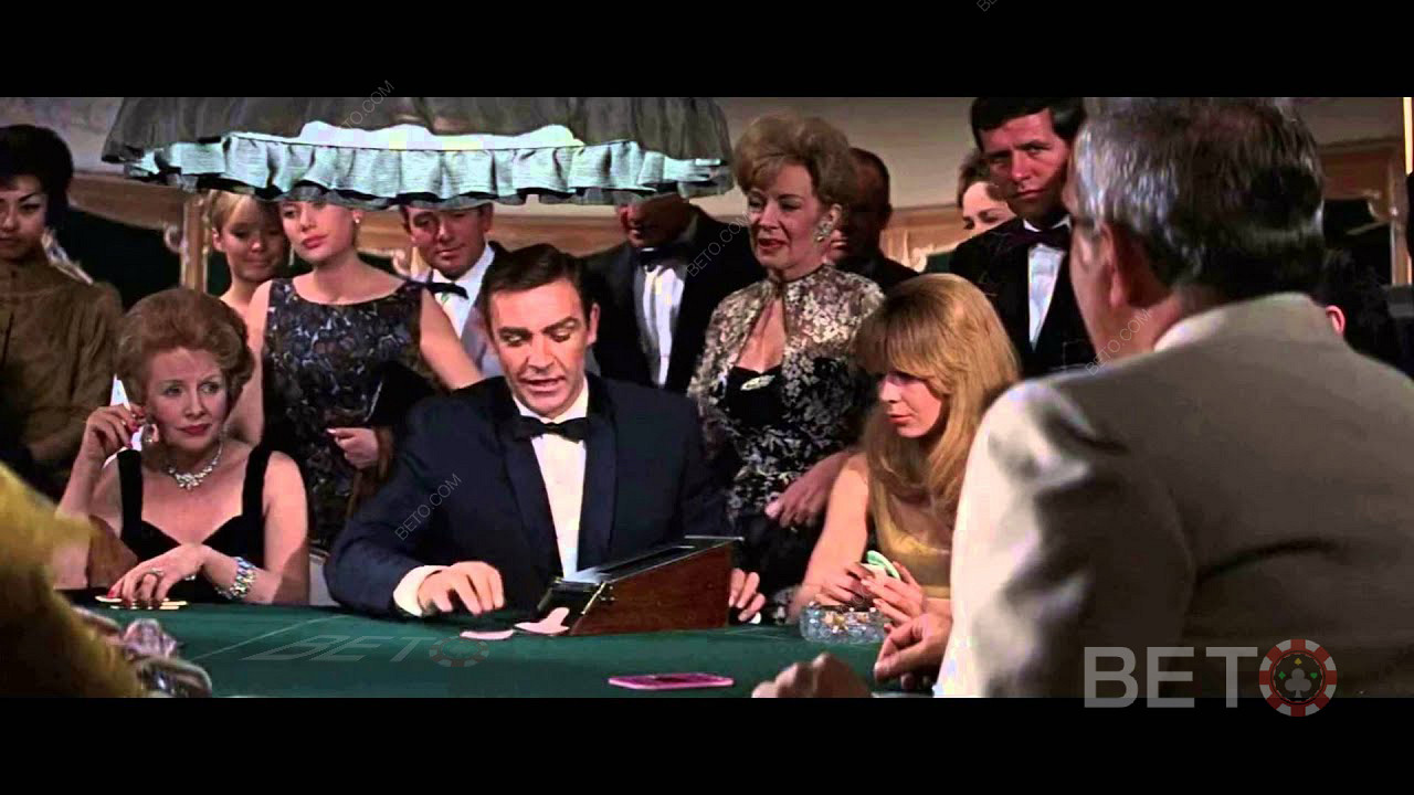 Джеймс Бонд грає в баккару